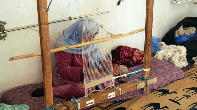 صنع السجاد من الملابس المعاد تدويرها حرفة صديقة للبيئة في تونس