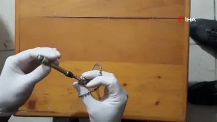 Üzerinde kolye olarak asılı bulunan lazer cihazından suikast silahı çıktı