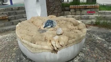 AHMET TANER KIŞLALI ANISINA YAPILAN 'FİKİR SAĞLIĞI HEYKELİ'NE SALDIRI