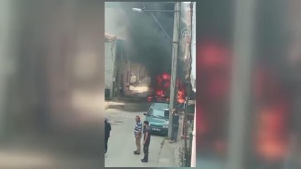 Bursa'da eğitim uçağı evlerin arasına düştü (3)