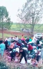 Devrilen tırdaki bayram şekerleri ile çikolatalar yağmalandı