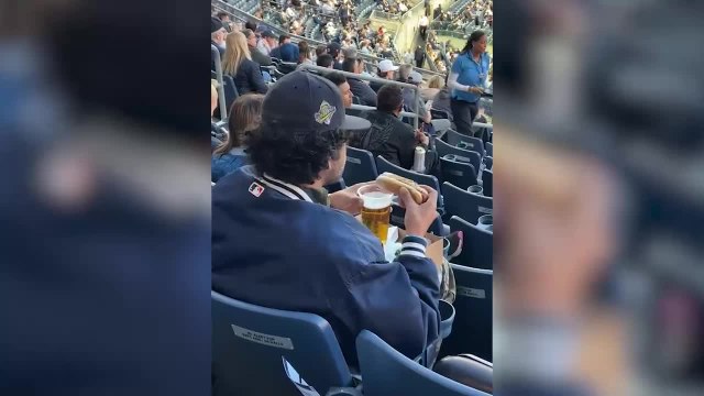 Algunos lo tachan de genio, otros piden su 'arresto': lo que hace este fan en la grada lleva 5M de visitas