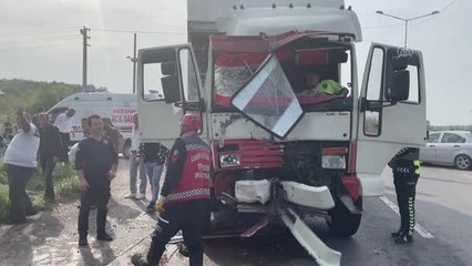 Kamyon özel halk otobüsüne çarptı, 11 kişi yaralandı