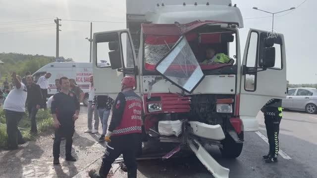 Kamyon özel halk otobüsüne çarptı, 11 kişi yaralandı