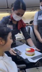 Zihinsel engelli genç kıza uçakta doğum günü sürprizi