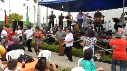 Grupo Tumbao pone a bailar a visitantes del Puerto Salvador Allende