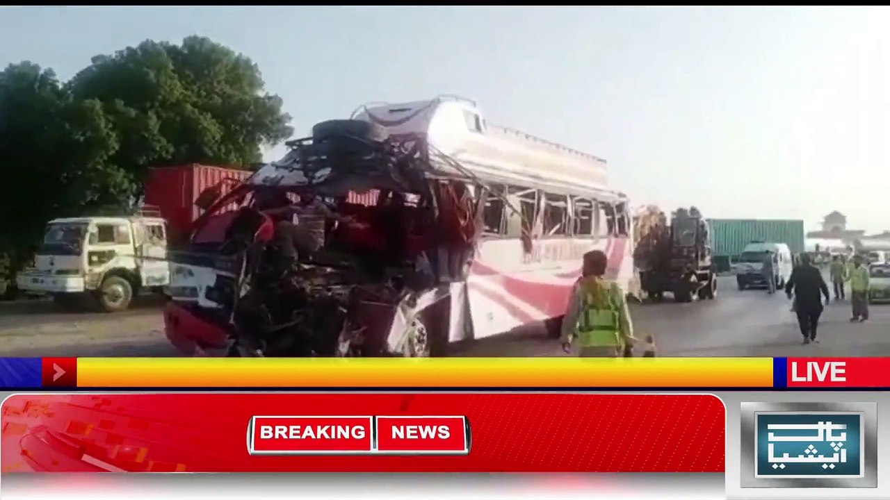 پشاور سے کراچی جانے والی مسافر کوچ ٹرالر سے جا ٹکرائی