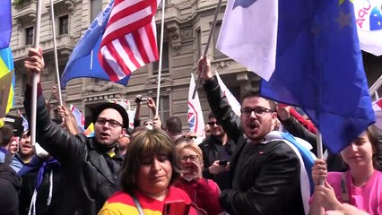25 Aprile, contestazione e tensione per le bandiere della Nato in piazza a Milano