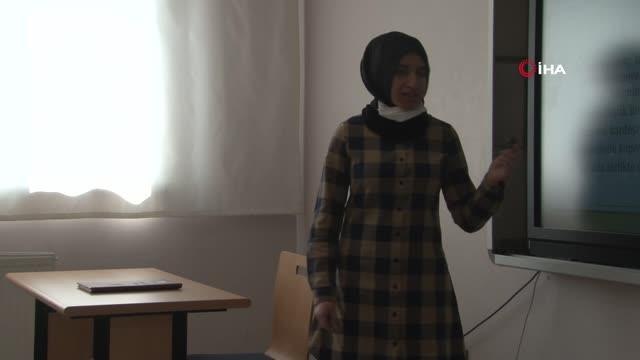 Gönül gözü ile öğrencilerini eğitiyor: Görme engelli öğretmenin müthiş azmi