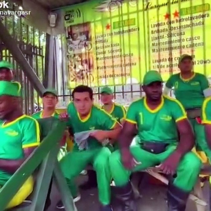Trabajador de gasolinera baila con campeona mundial de salsa en Cali-Colombia*****Gas station worker dances with salsa world champion in Cali-Colombia