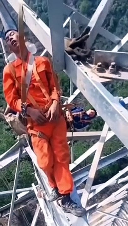 Quand il est l'heure de dormir... même à 200m de hauteur on dort