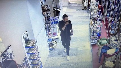 Yanında getirdiği çöp poşetiyle dizüstü bilgisayar çaldı