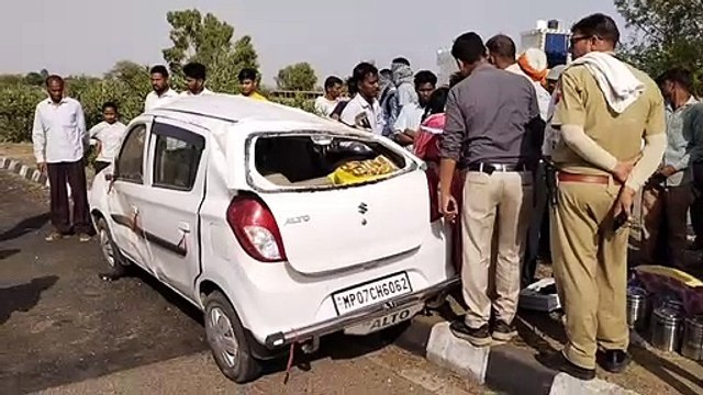 कार का टायर फटा पांच घायल