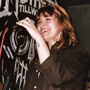 Lucía Somalo, compositora y cantante: Te hacen sugerencias como que las canciones triunfarían más si no fuesen sobre lesbianas