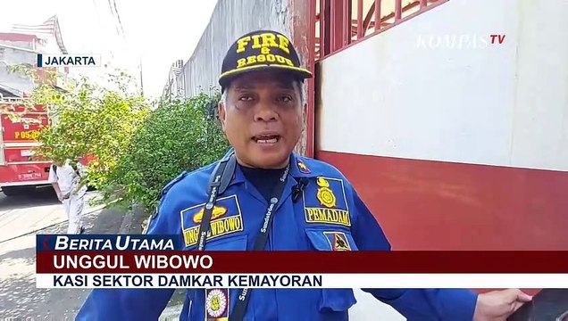 Kebakaran di Gang Sempit, Pemadam Naik Atap Rumah Hingga Warga Serang Mobil Pemadam Kebakaran