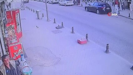 Yolun karşısına geçen yayaya otomobilin çarpma anı kamerada