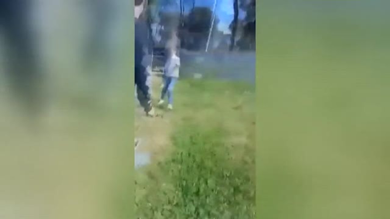 Salvador Balliu, alcalde de Caldes de Malavella, amenaza con un hacha a unos 'okupas'