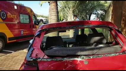 Carro é jogado contra a calçada após colisão com ônibus na Avenida Brasil