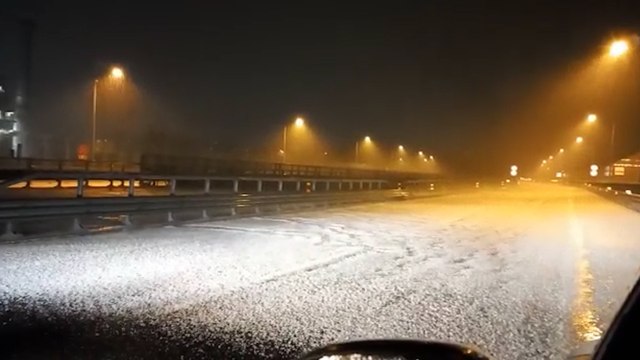 Grandinata su Como. Strade imbiancate e traffico in tilt