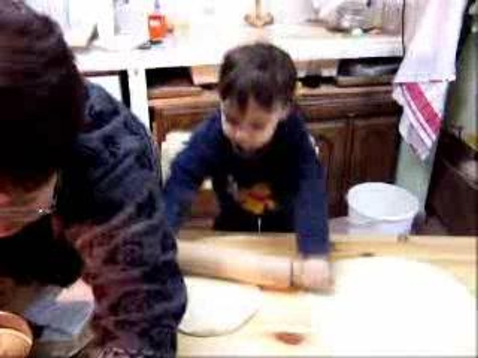 Titi, 1 an et demi, fait des pizzas