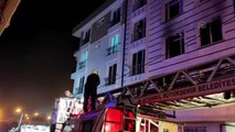 Esenyurt'ta yanan binada mahsur kalanları itfaiye kurtardı