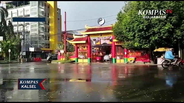 Warga Tionghoa di Banjarmasin Bagikan Takjil Berbuka Puasa di Depan Kelenteng Soetji Nurani