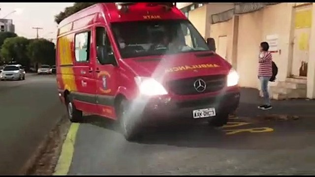 Casal sofre múltiplas fraturas após colisão entre Corsa e moto no Santo Onofre