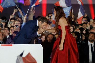 من تكون المطربة المصرية  التي قبل ماكرون يدها؟