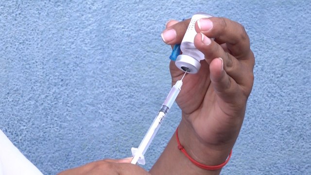 Minsa aplica vacunas contra la Covid-19 a pobladores del barrio Enrique Smith