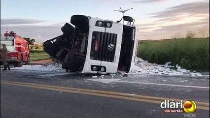 Motoqueiro desobedece sinalização e provoca #acidente de caminhão na saída de Cajazeiras para o CE.