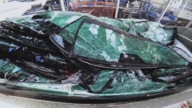 Aus defektem Autoglas sollen neue Scheiben für den Audi Q4 e-tron werden