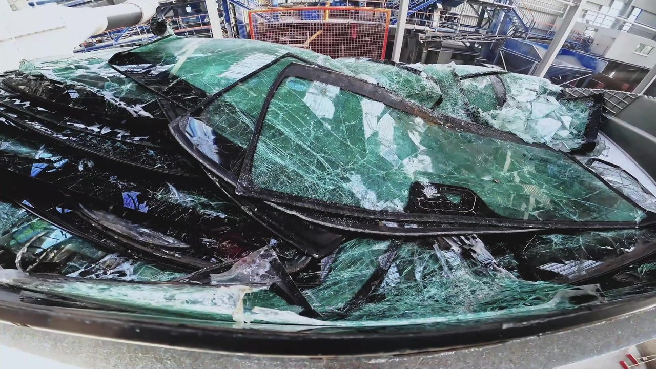 Aus defektem Autoglas sollen neue Scheiben für den Audi Q4 e-tron werden