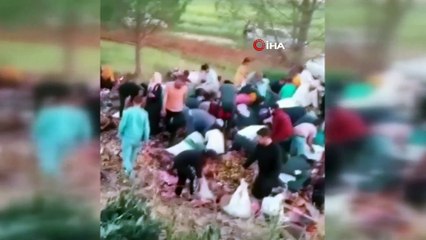 Devrilen TIR'daki bayram şekerleri ile çikolataları yağmaladılar