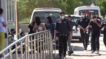 Evinde uyuşturucuyla yakalanan torbacı ailesine böyle isyan etti: Bir tane ablam var, beni bütün memlekete reklam etti.