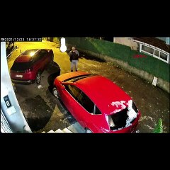 Bıçaklı park yeri kavgası! Komşusunun evine zorla girmeye çalıştı