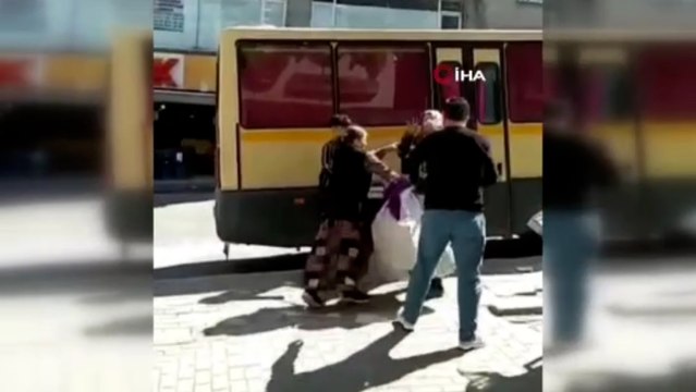 Kağıt toplayıcısı kadınların yer anlaşmazlığı saç saça kavgaya dönüştü