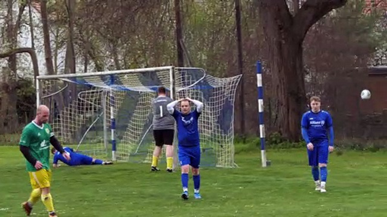 Björn Hoppe (Obernjesa) vergibt Großchance gegen Niedernjesa