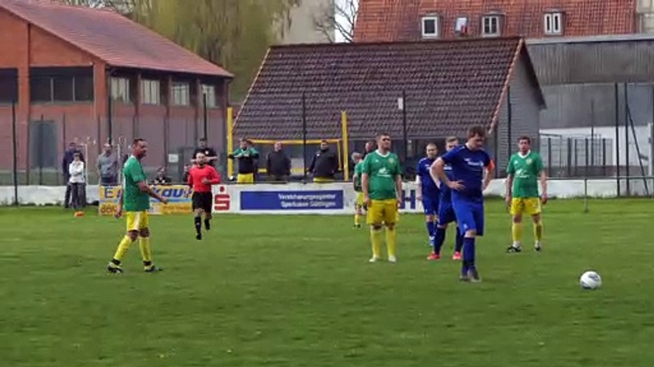 Maik Bolte (Obernjesa) verschießt Elfmeter gegen Sebastian Kornmüller (Niedernjesa II)