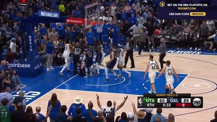 Luka Doncic tente de dunker sur Hassan Whiteside... marquant le début d'une échauffourée