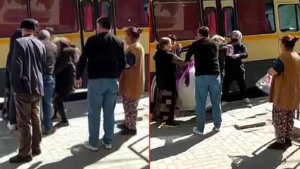 Yer anlaşmazlığı yaşayan kağıt toplayıcısı iki kadın, saçlarından kan gelene kadar kavga etti