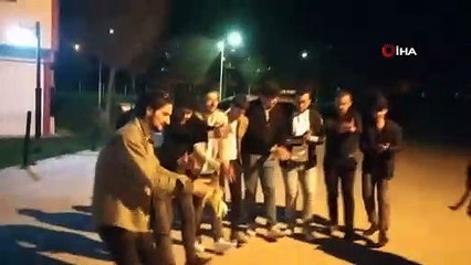 İlginç görüntüler kameraya yansıdı! Muhtar, mahalle sakinlerini halayla sahura götürdü