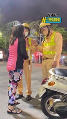 Vi phạm luật giao thông, người phụ nữ giằng co với CSGT để đòi lại bằng lái xe