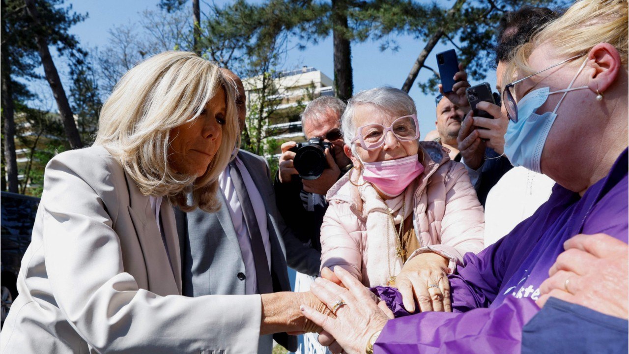FEMME ACTUELLE - "Je vais faire ce que j'ai fait depuis cinq ans" : Brigitte Macron dévoile ses projets pour le second mandat de son mari