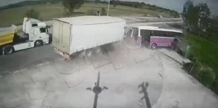 Son dakika haberleri | KAMYON HALK OTOBÜSÜNE ÇARPTI; 1 ÖLÜ, 10 YARALI