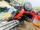 Sarıyer'de refüje çarpan kamyonet ters döndü: 3 ağır yaralı
