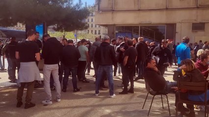 Marseille. Manifestation des ouvriers porturaires devant le port de la Joliette