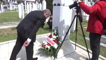 Son dakika... SARAYBOSNA - TBMM Başkanı Sentop, beraberindeki heyetle Saraybosna'daki Kovaçi Şehitliği'ni ziyaret etti