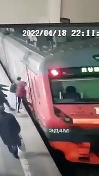 Moscou: Une femme a le pied coincée dans la porte du train et se fait trainer sur quelques mètres