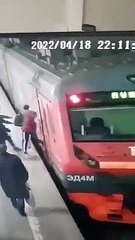 Moscou: Une femme a le pied coincée dans la porte du train et se fait trainer sur quelques mètres