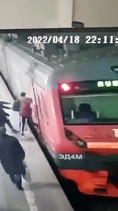 Moscou: Une femme a le pied coincée dans la porte du train et se fait trainer sur quelques mètres